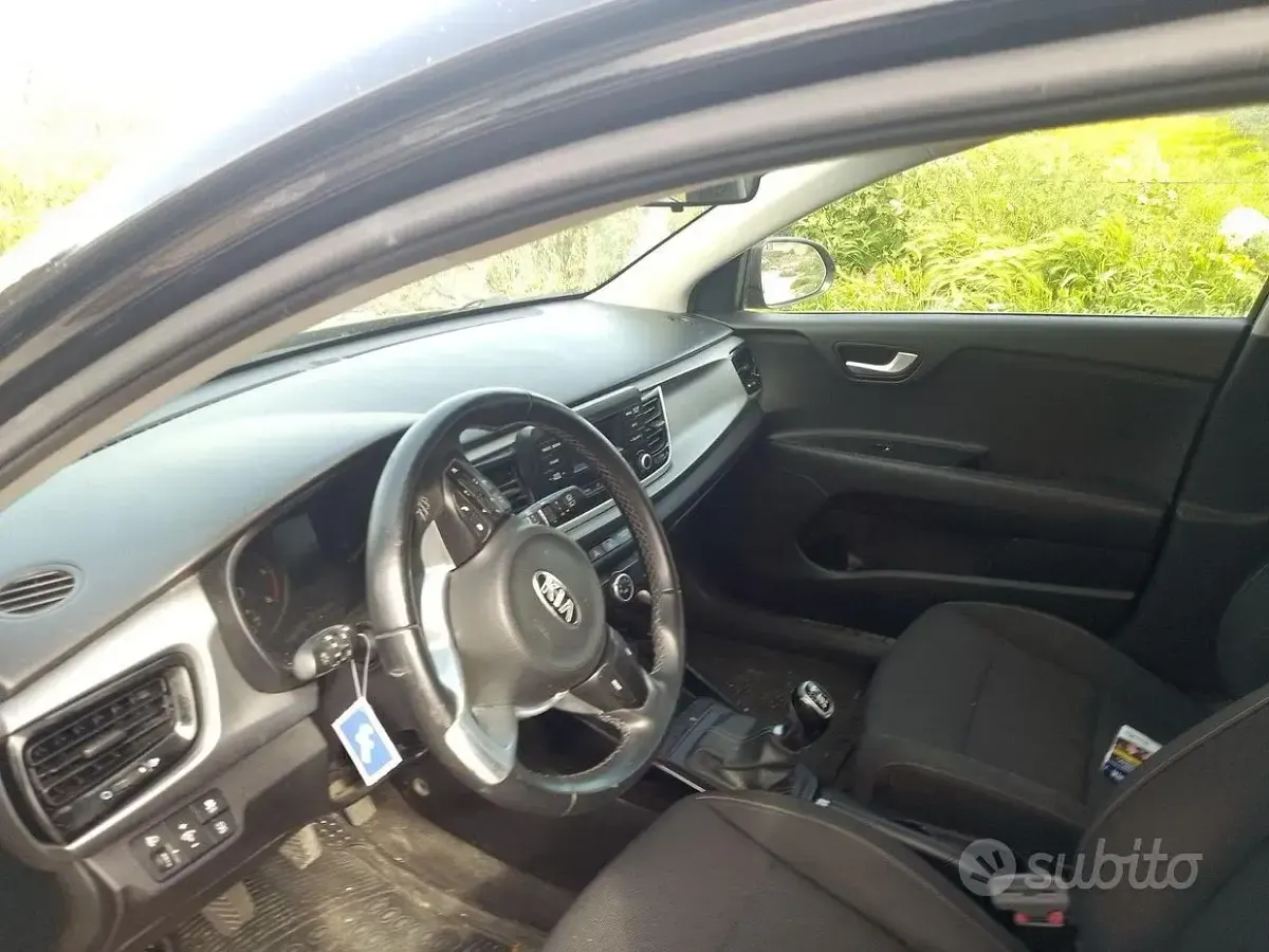Usata Kia Rio 77 CV (56 kW) 2017 Nero Berlina