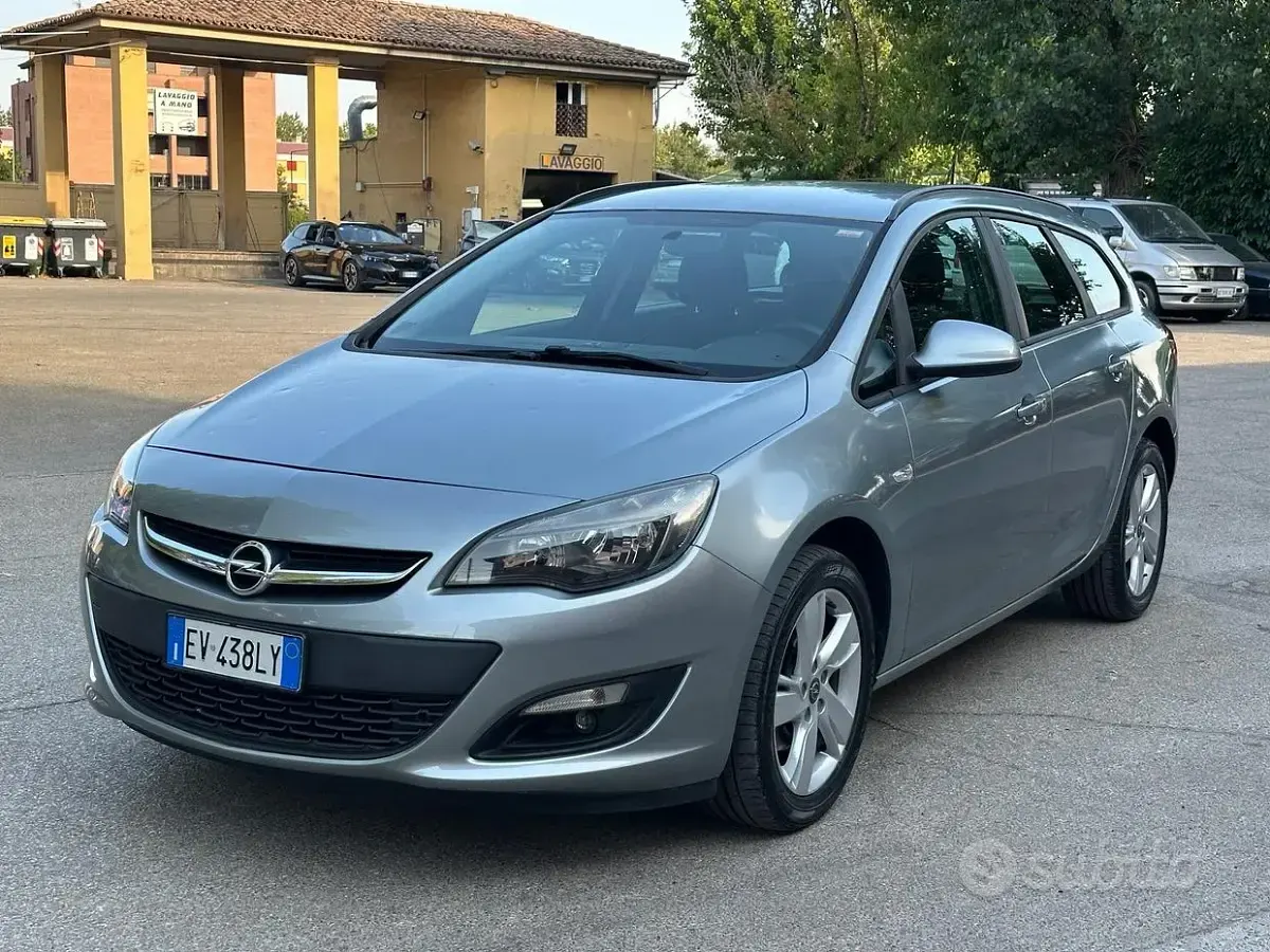 Usata Opel Astra 110 CV (80 kW) 2014 Grigio Station wagon