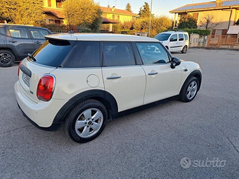 Usata Mini ONE 75 CV (55 kW) 2017 Beige Utilitaria