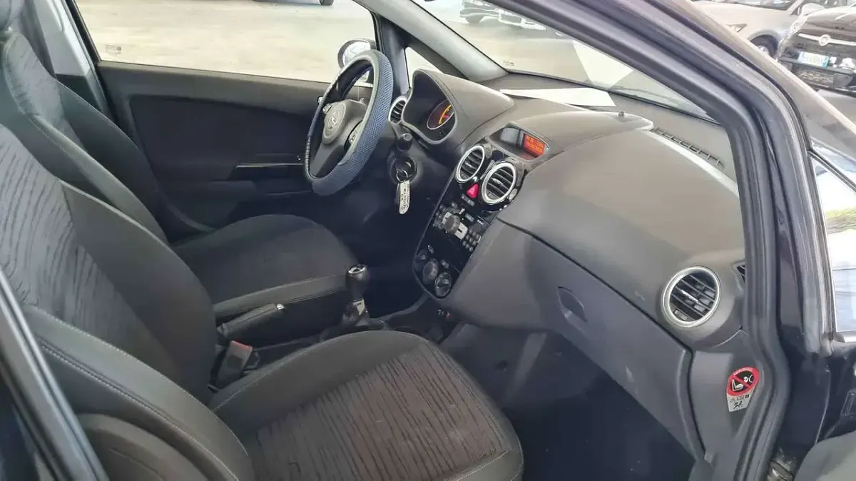 Usata Opel Corsa Edition 86 CV (63 kW) 2012 Blu perlato Utilitaria