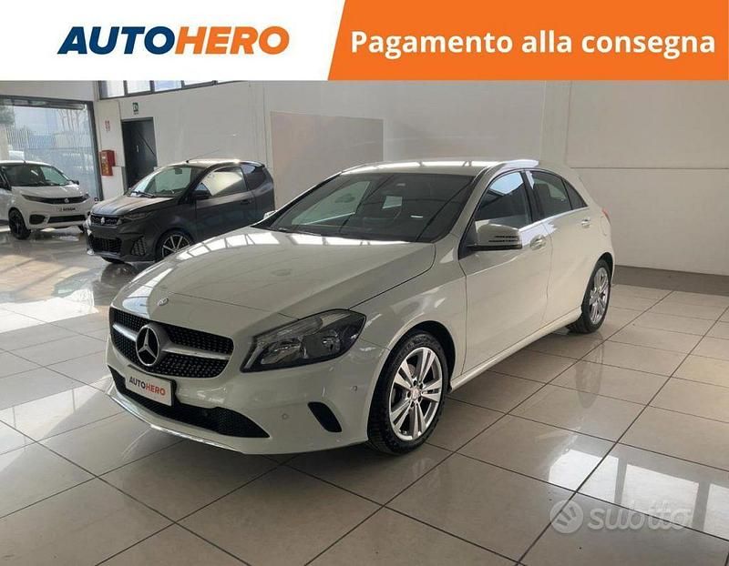 Bianco Usata 2016 Mercedes A180 Tre volumi | 15.499 € (Buon prezzo) - Immagine 1/2