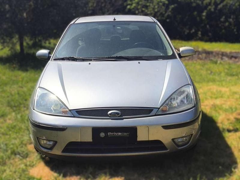 Usado Ford Focus Ghia 116 HP (85 kW) 2004 Prateado Sedan