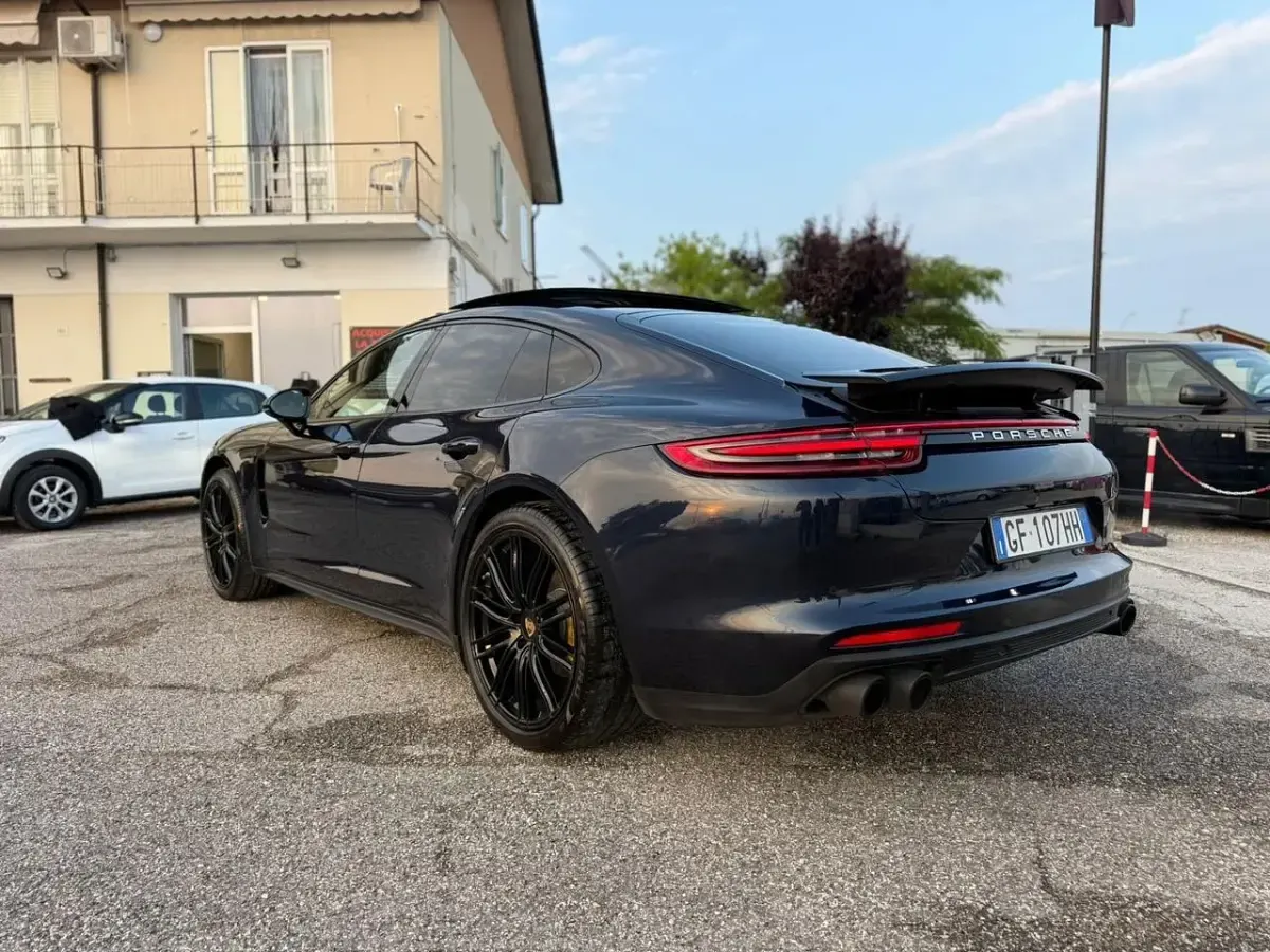 Usata Porsche Panamera 330 CV (242 kW) 2017 Blu Utilitaria