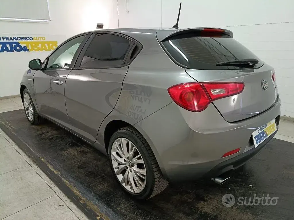 Usata Alfa Romeo Giulietta Super 120 CV (88 kW) 2017 Grigio metallizzato Utilitaria