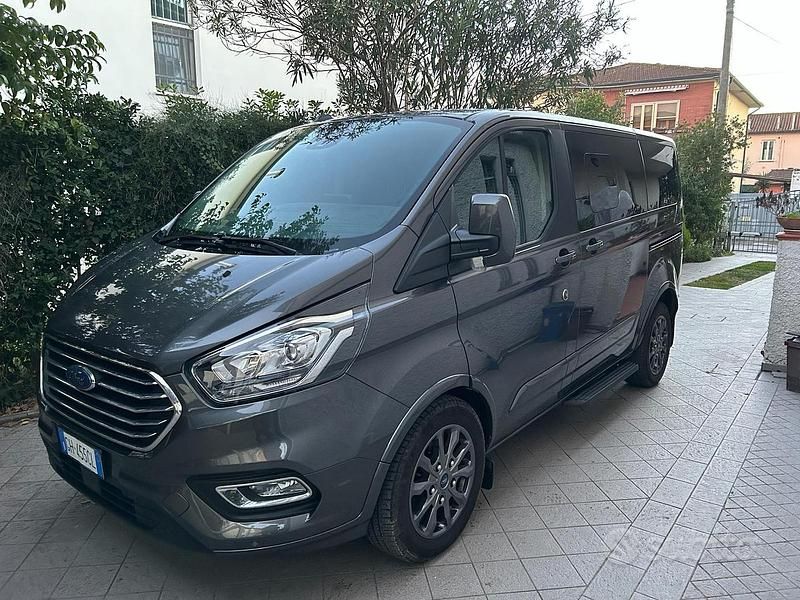 Grigio Usata 2022 Ford Tourneo Monovolume | 32.000 € (Buon prezzo) - Immagine 1/4