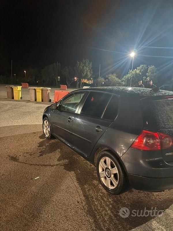 Usata VW Golf V 105 CV (77 kW) 2007 Blu Utilitaria