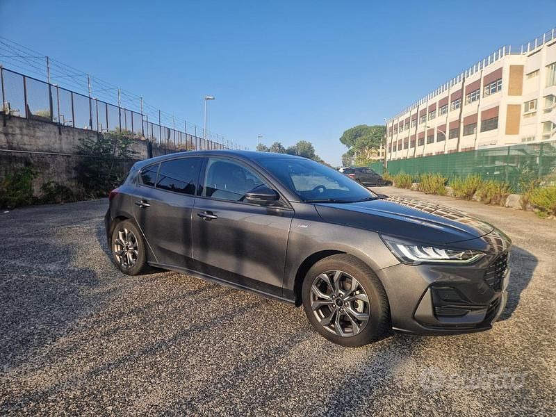 Grigio Usata 2022 Ford Focus ST-Line Tre volumi | 18.500 € (Buon prezzo) - Immagine 1/4