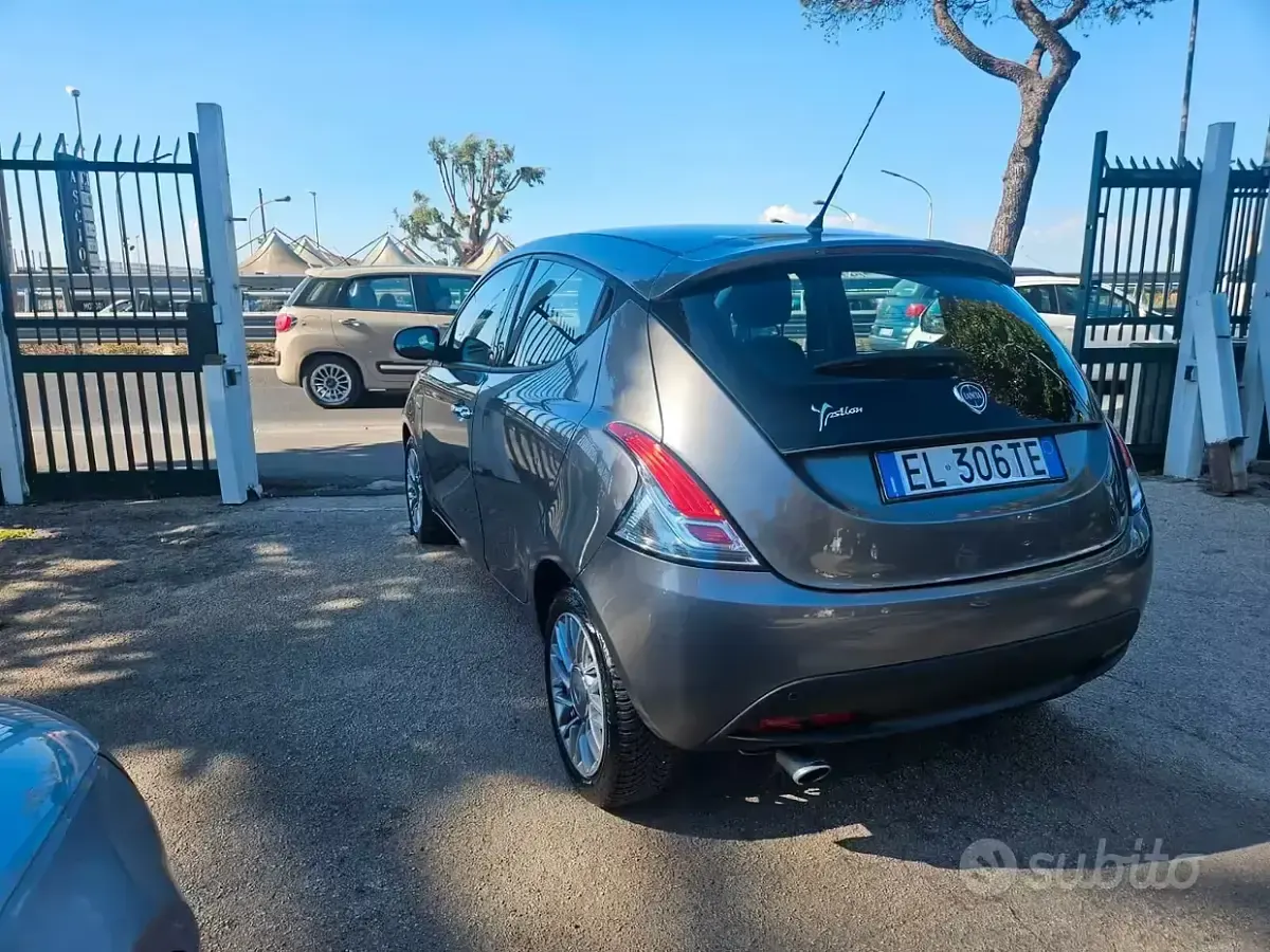 Usata Lancia Ypsilon Gold 69 CV (50 kW) 2012 Grigio Utilitaria