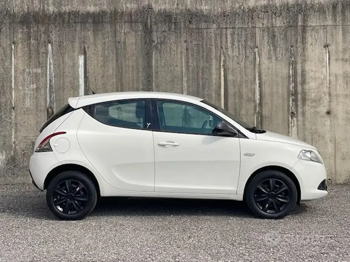 Usata Lancia Ypsilon 84 CV (61 kW) 2014 Bianco Utilitaria