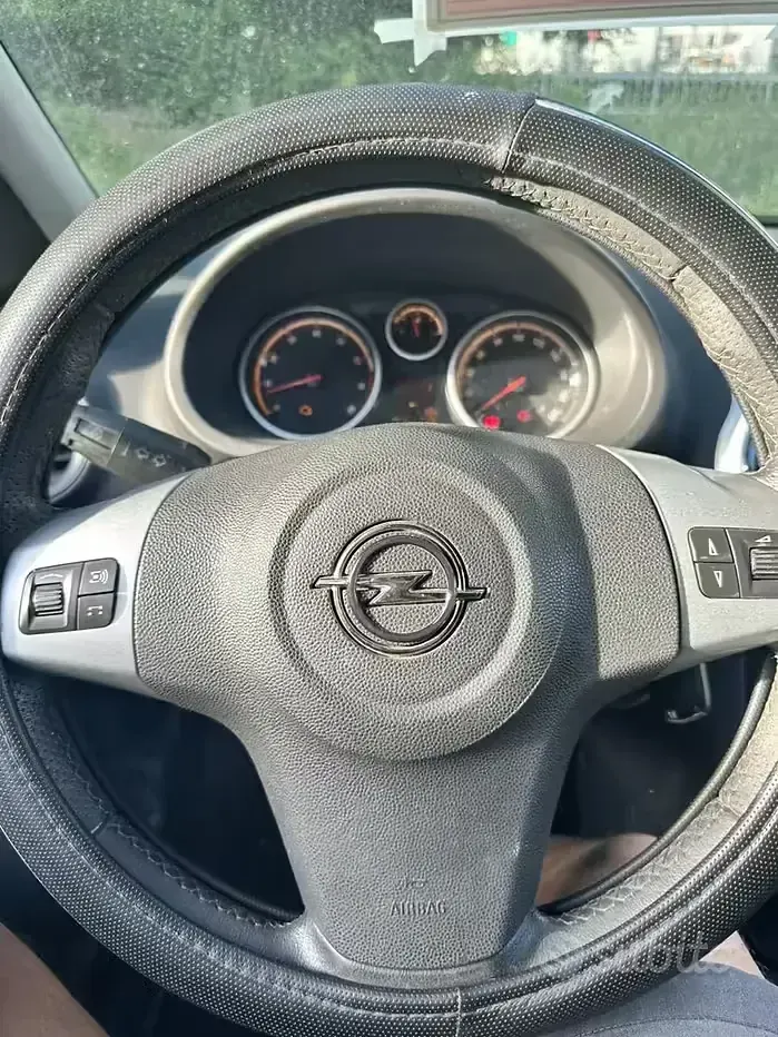 Usata Opel Corsa 85 CV (62 kW) 2010 Nero Utilitaria
