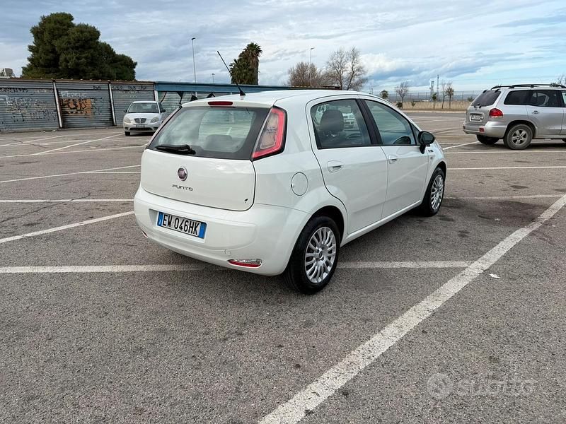 Usata Fiat Grande Punto Young 75 CV (55 kW) 2014 Bianco Utilitaria