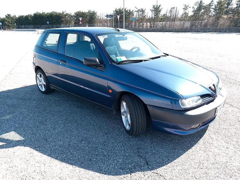 Usata Alfa Romeo 145 90 CV (66 kW) 1996 Utilitaria