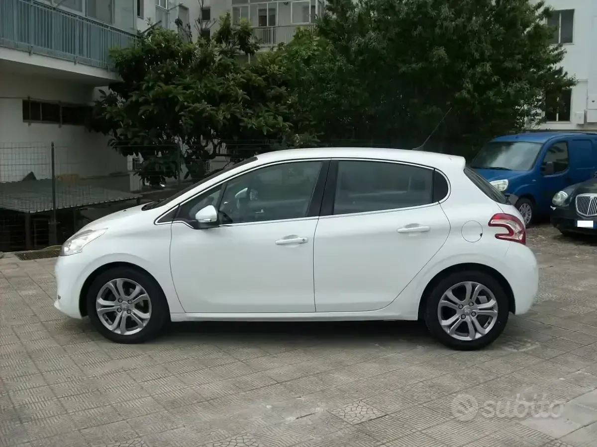 Usata Peugeot 208 Allure 68 CV (50 kW) 2015 Bianco Utilitaria