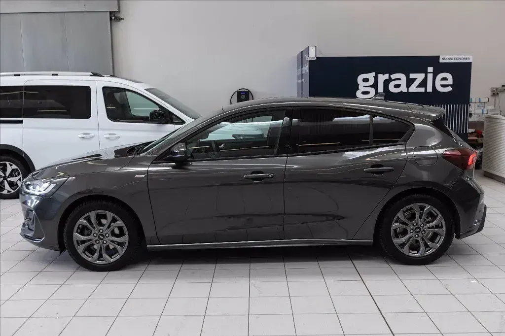 Usata Ford Focus ST-Line 125 CV (91 kW) 2023 Magnetic grey (metallizzato) Berlina