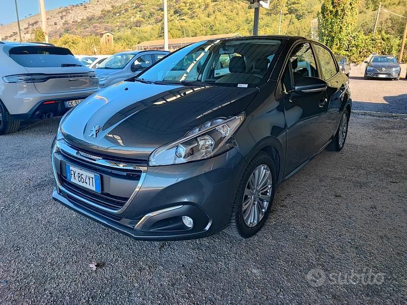 Blu Usata 2017 Peugeot 208 Allure Due volumi | 8400 € (Buon prezzo) - Immagine 1/4