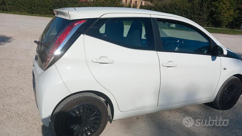 Usata Toyota Aygo 69 CV (50 kW) 2015 Bianco Utilitaria