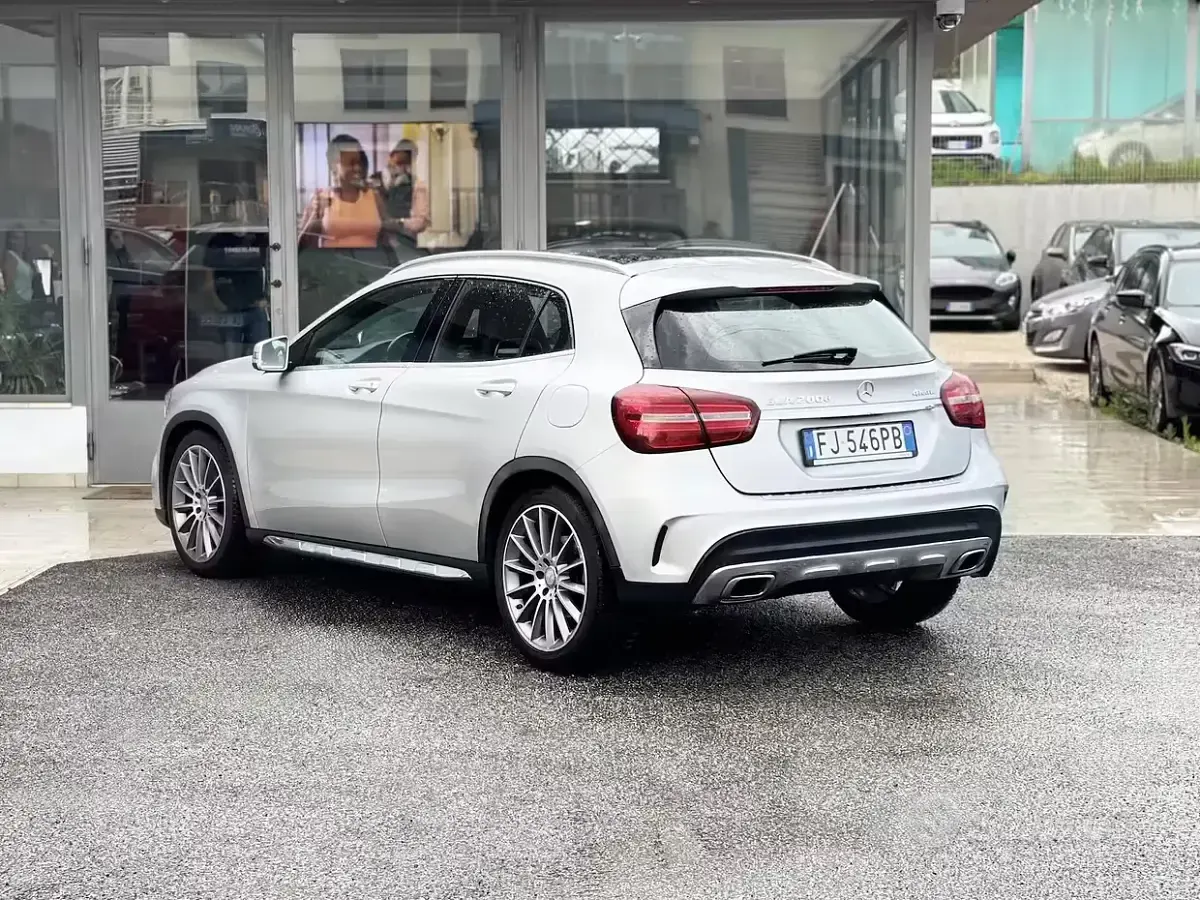 Usata Mercedes GLA200 136 CV (100 kW) 2017 Bianco SUV