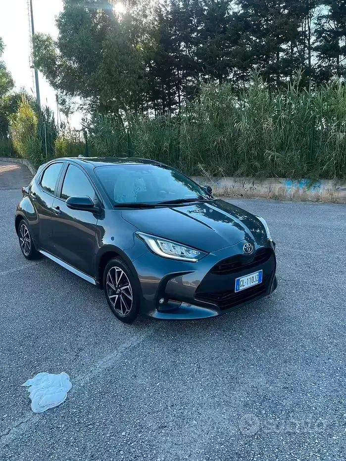 Usata Toyota Yaris Business Edition 72 CV (52 kW) 2023 Grigio Utilitaria
