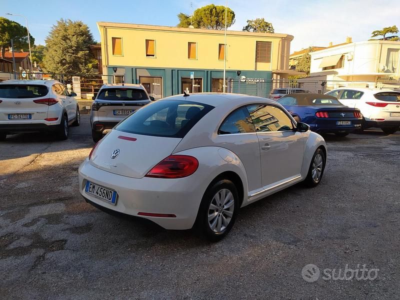 Usata VW Beetle Design 105 CV (77 kW) 2012 Bianco Utilitaria