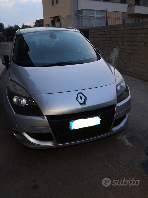 Grigio Usata 2010 Renault Scénic III Dynamique Monovolume | 3200 € (Buon prezzo) - Immagine 1/4