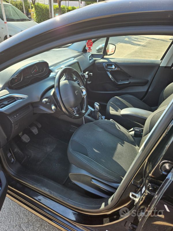 Usata Peugeot 208 82 CV (60 kW) 2017 Nero Utilitaria
