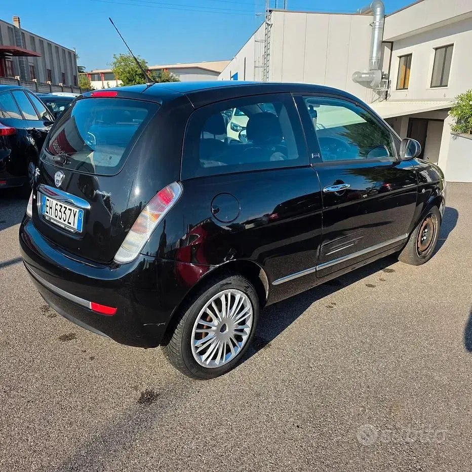 Usata Lancia Ypsilon 75 CV (55 kW) 2011 Nero Utilitaria