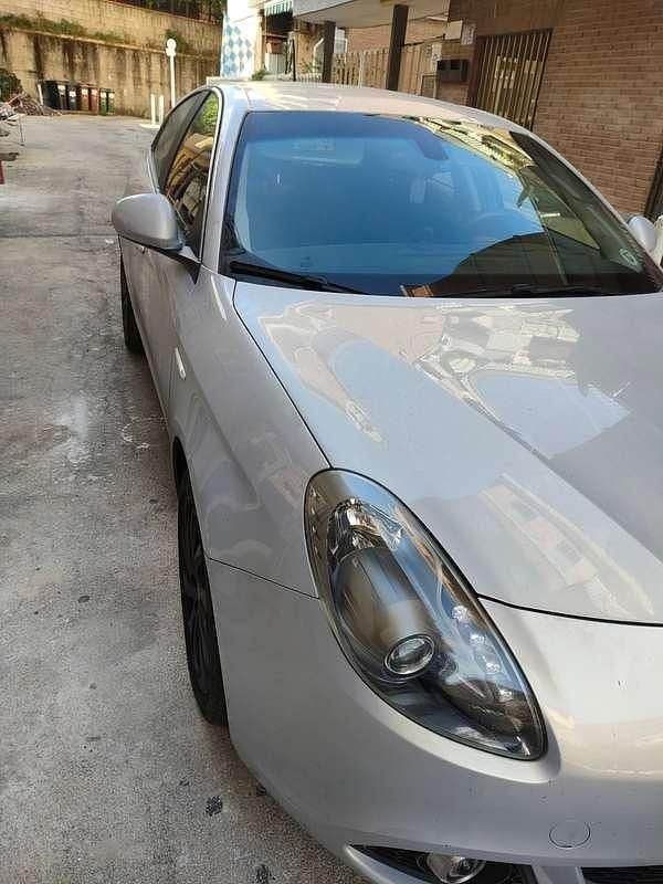 Argento Usata 2016 Alfa Romeo Giulietta Distinctive Due volumi | 8000 € (Super prezzo) - Immagine 1/4