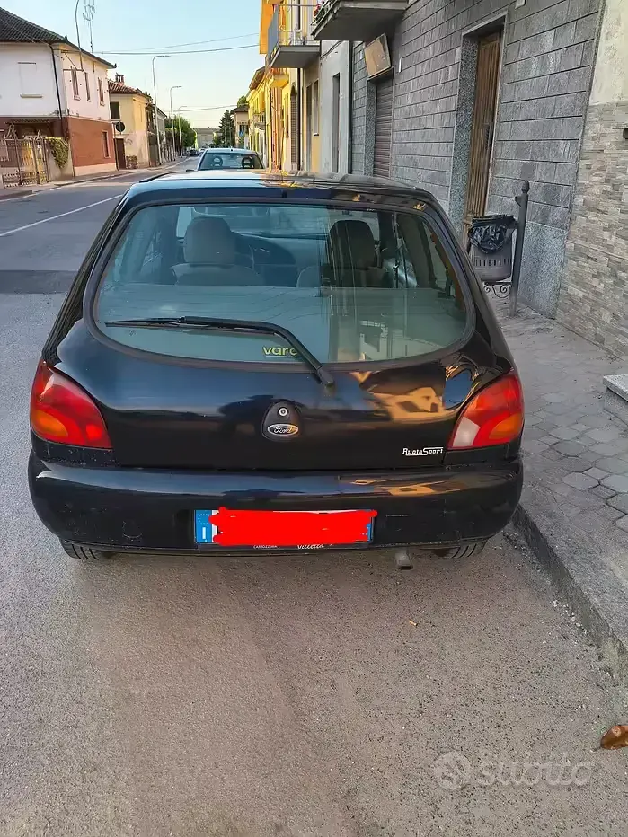 Usata Ford Fiesta 49 CV (36 kW) 2000 Nero Utilitaria