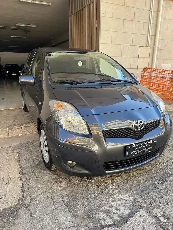 Usata Toyota Yaris Sol 90 CV (66 kW) 2010 Grigio Utilitaria