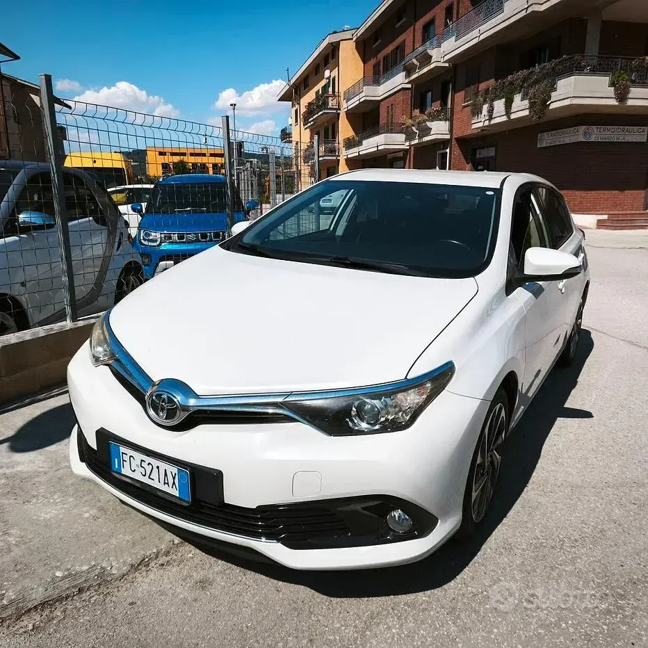 Usata Toyota Auris Lounge 112 CV (82 kW) 2016 Bianco Berlina