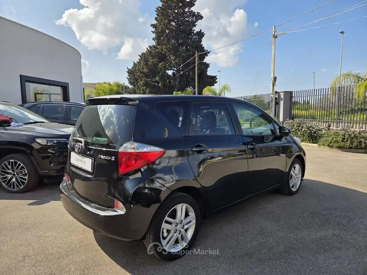 Usata Toyota Verso-S Active 99 CV (72 kW) 2011 Nero metallizzato Monovolume