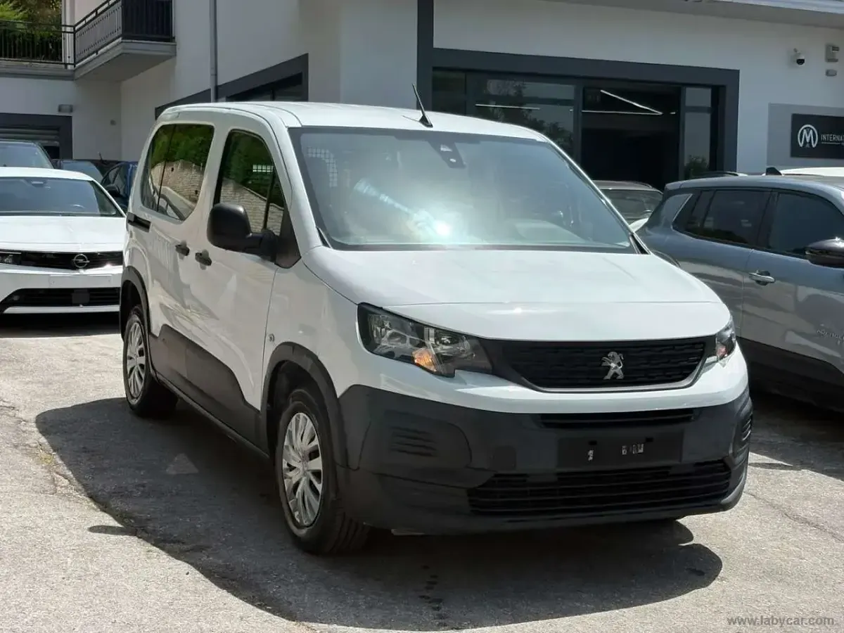 Usata Peugeot Rifter Active 102 CV (75 kW) 2022 Bianco Monovolume