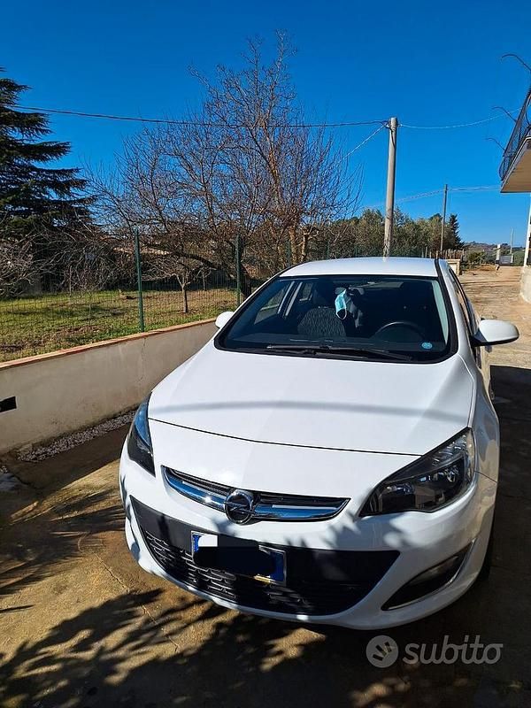 Usata Opel Astra Cosmo 110 CV (80 kW) 2013 Bianco Berlina