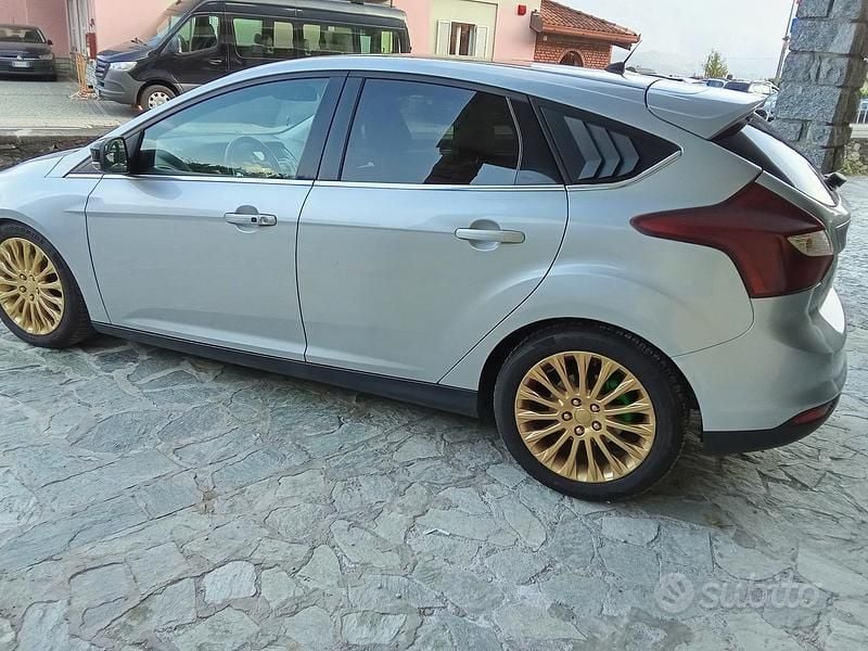 Usado Ford Focus 150 HP (110 kW) 2012 Cinzento Citadino