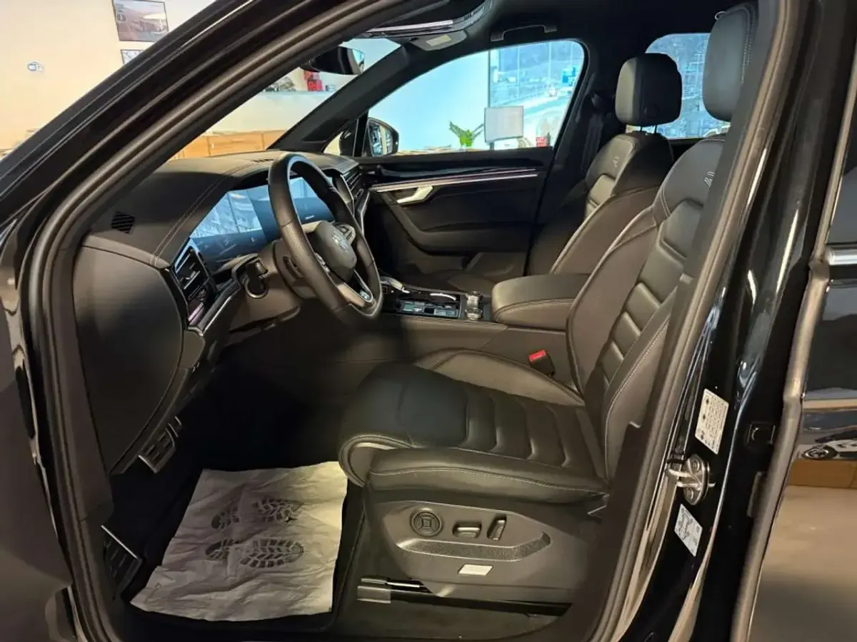 Usata VW Touareg R-line 231 CV (169 kW) 2025 Nero SUV