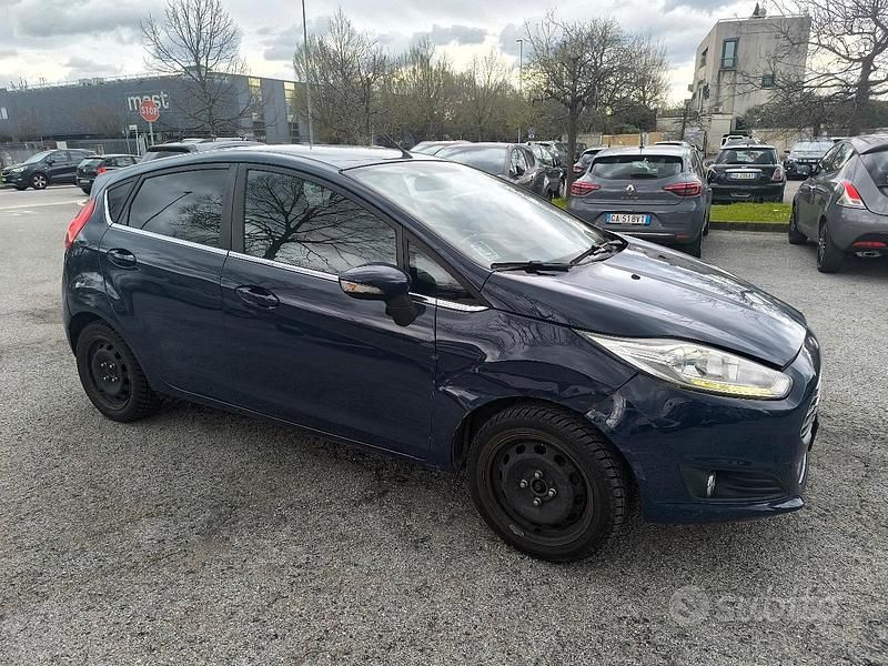Usata Ford Fiesta 80 CV (58 kW) 2015 Blu Berlina