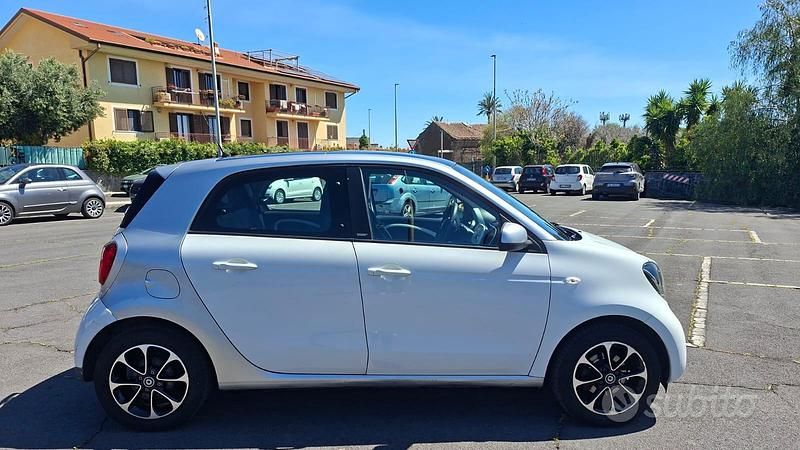 Usata Smart ForFour 71 CV (52 kW) 2014 Bianco Utilitaria