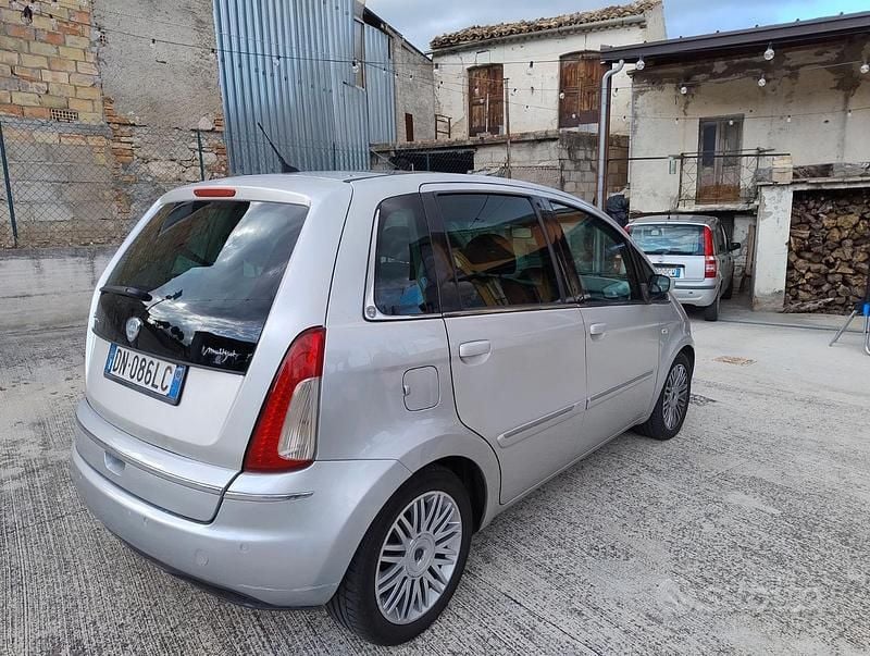 Usata Lancia Musa 101 CV (74 kW) 2008 Argento Monovolume