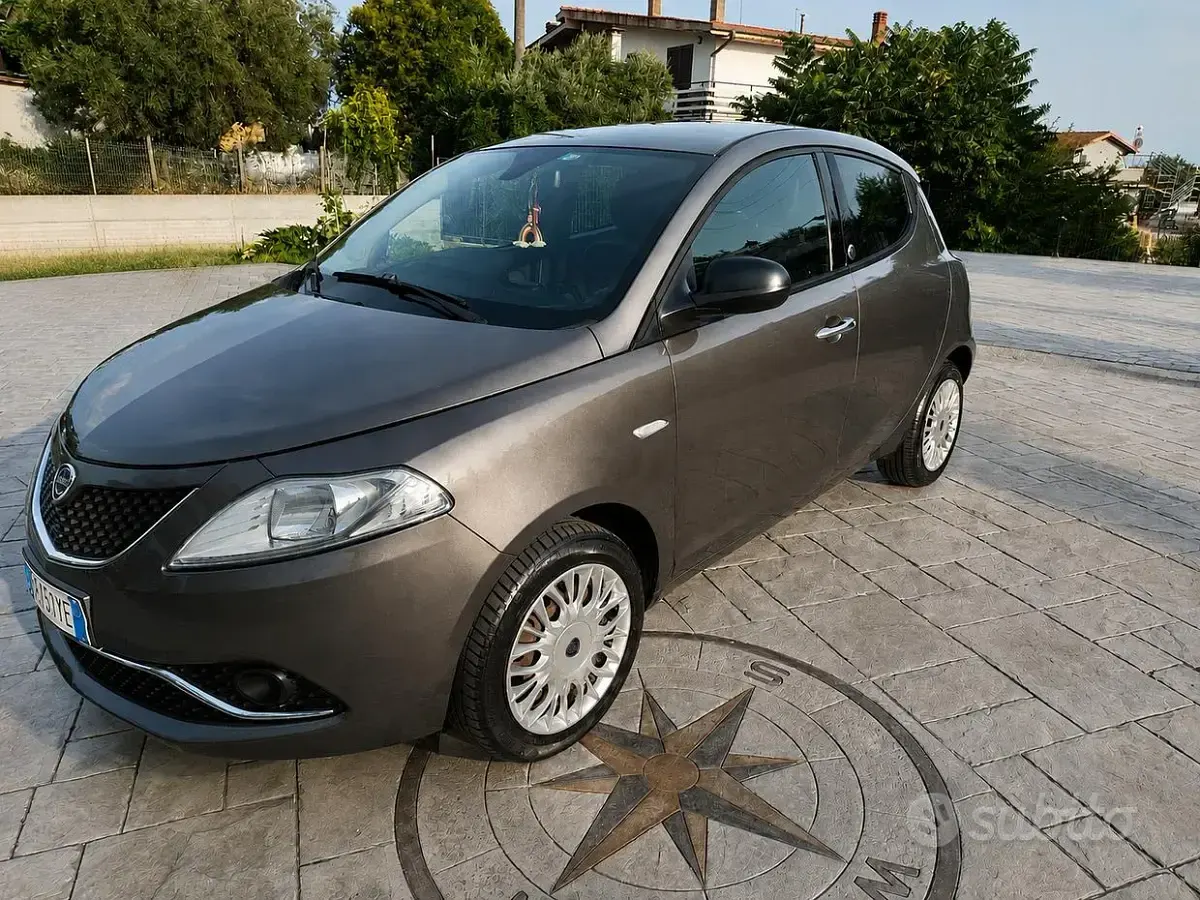 Usata Lancia Ypsilon Silver 69 CV (50 kW) 2018 Grigio Utilitaria