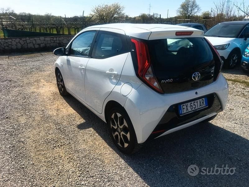 Usata Toyota Aygo 72 CV (52 kW) 2019 Bianco Utilitaria