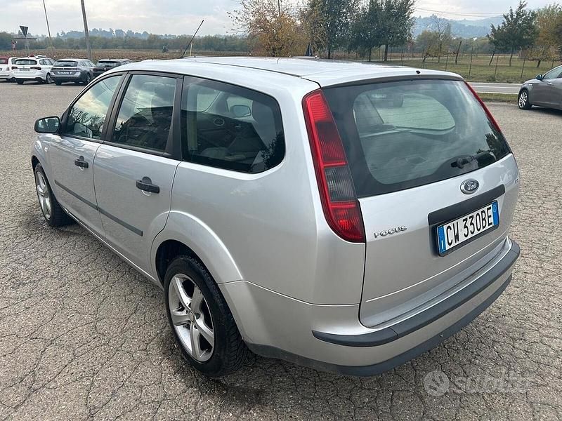 Begagnad Ford Focus S 90 HK (66 kW) 2005 Grå Kombi