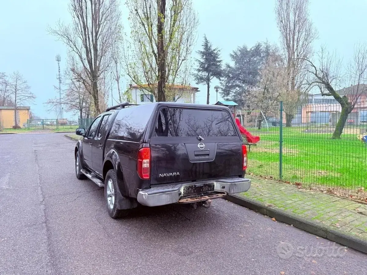 Second-hand Nissan Navara 231 CP (169 kW) 2011 Negru Pickup