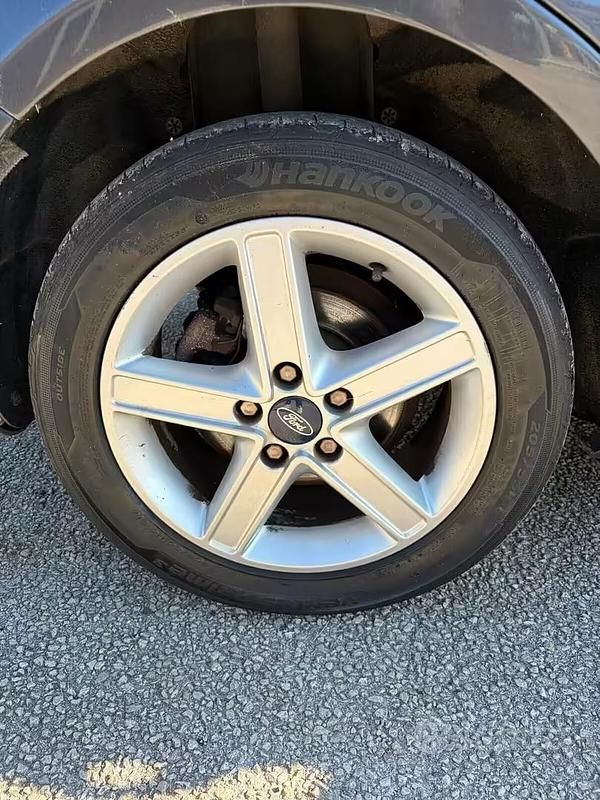 Begagnad Ford Focus 90 HK (66 kW) 2006 Grå Sedan