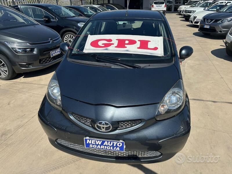 Usata Toyota Aygo Sol 72 CV (52 kW) 2005 Grigio scuro Utilitaria
