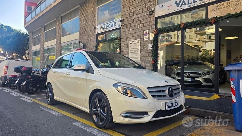 Bianco Usata 2014 Mercedes B180 Monovolume | 11.900 € (Buon prezzo) - Immagine 1/4