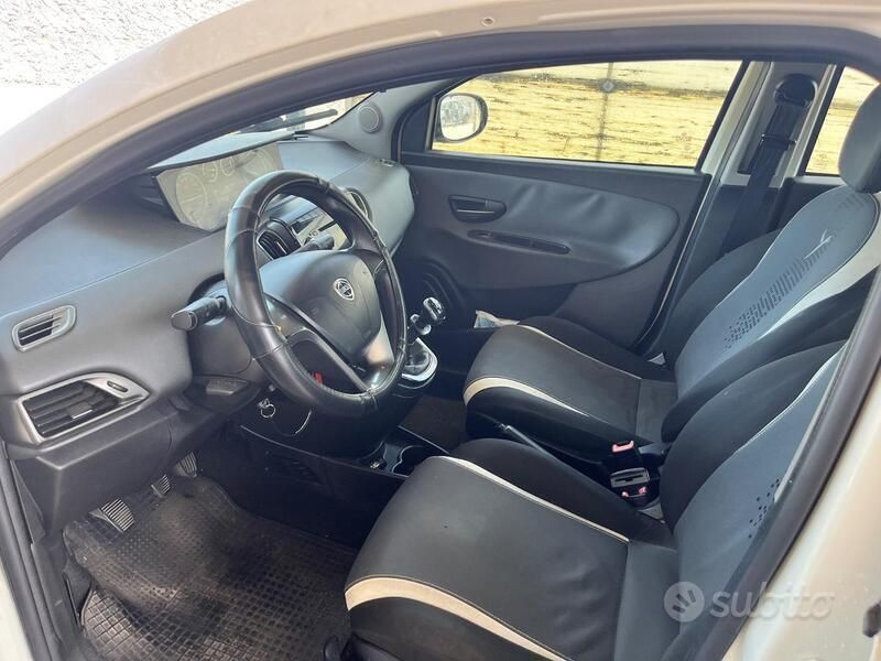 Usata Lancia Ypsilon 80 CV (58 kW) 2014 Bianco Utilitaria