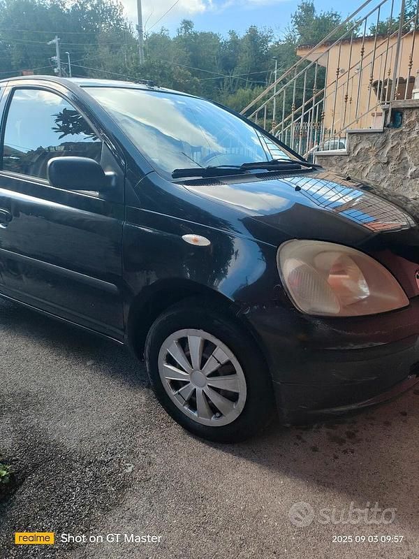 Usata Toyota Yaris 68 CV (50 kW) 2002 Nero Utilitaria