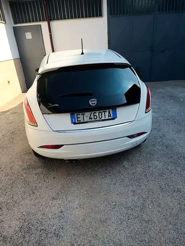 Usata Lancia Delta 120 CV (88 kW) 2014 Bianco Utilitaria