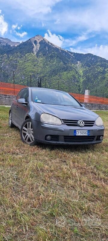 Grigio Usata 2005 VW Golf V Due volumi | 1900 € (Super prezzo) - Immagine 1/4