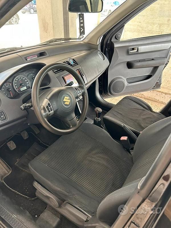 Usata Suzuki Swift 92 CV (67 kW) 2005 Nero Berlina